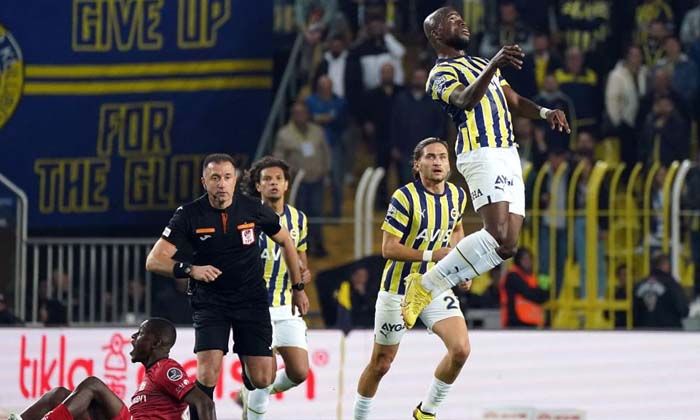 Fenerbahçe 10 kişiyle Sivasspor’u mağlup etti