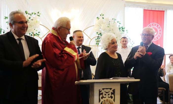 Sevdiği kadınla evlenebilmek için huzurevine yerleşti