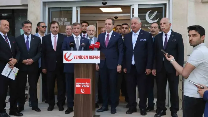 Yeniden Refah Partisi Genel Başkanı Erbakan ile Gelecek Partisi Genel Başkanı Davutoğlu bir araya geldi