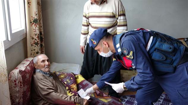 Maaşlarını getiren jandarmaya ve devlete dualar ettiler