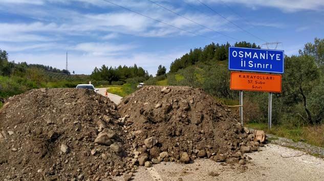 Erzin-Osmaniye sınırındaki yol toprak dökülerek kapatıldı