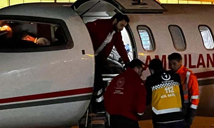 Umre’de rahatsızlanan 2 Türk ambulans uçakla Türkiye’ye getirildi