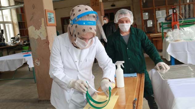 Sağlıkçılara koruyucu yüz siperliği üretiyorlar