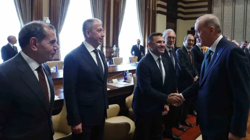 Galatasaray’ın şampiyon takımlarından Cumhurbaşkanı Erdoğan’a ziyaret Galatasaray’ın şampiyon takımlarından Cumhurbaşkanı Erdoğan’a ziyaret