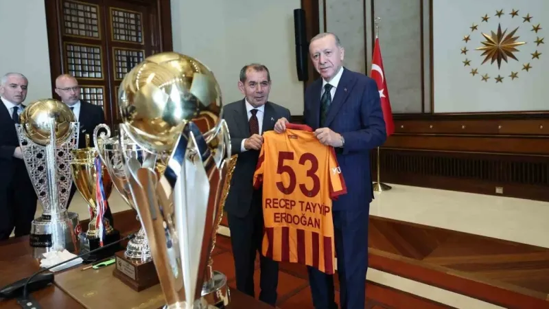 Galatasaray’ın şampiyon takımlarından Cumhurbaşkanı Erdoğan’a ziyaret Galatasaray’ın şampiyon takımlarından Cumhurbaşkanı Erdoğan’a ziyaret