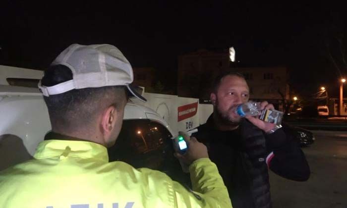 Alkollü çıkmamak için dakikalarca su içti