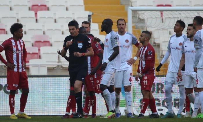 Sivasspor ve Ümraniyespor puanları paylaştı