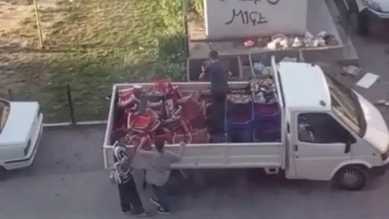 Yok böyle israf: Kilosu 100 TL çilekleri kasa kasa çöpe döktü Yok böyle israf: Kilosu 100 TL çilekleri kasa kasa çöpe döktü