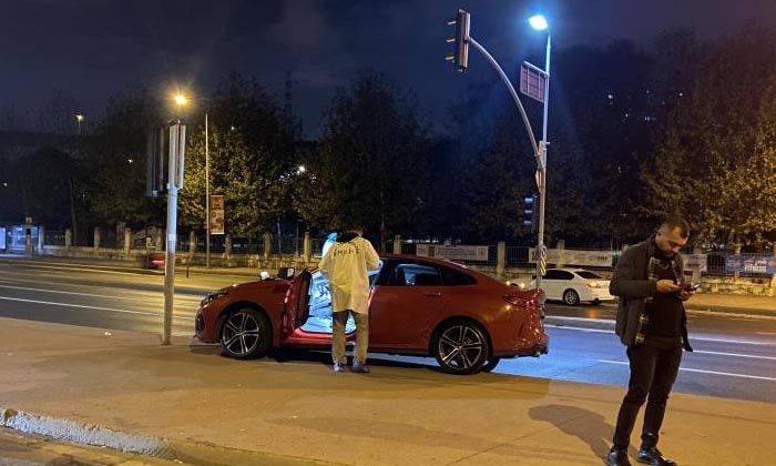 Kırmızı ışıkta bekleyen lüks araca silahlı saldırı: 1 ölü