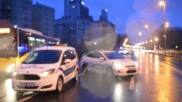 Dur ihtarına uymayan alkollü 3 kişi polis ekipleri tarafından yakalandı