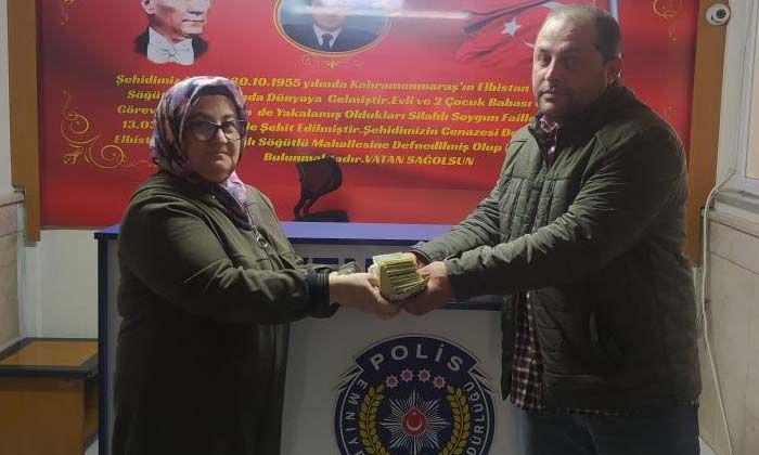 Bulduğu döviz dolu poşeti sahibine teslim etti