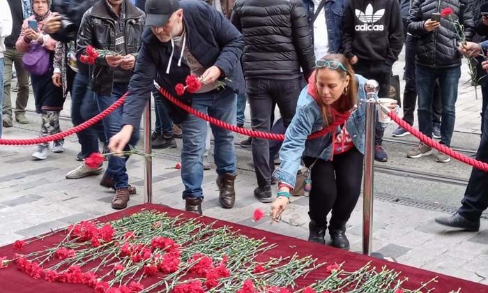 Beyoğlu’ndaki bombalı saldırıda hayatını kaybedenler anısına vatandaşlar karanfil bıraktı