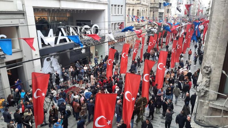 İstiklal Caddesi Türk bayraklarıyla donatıldı