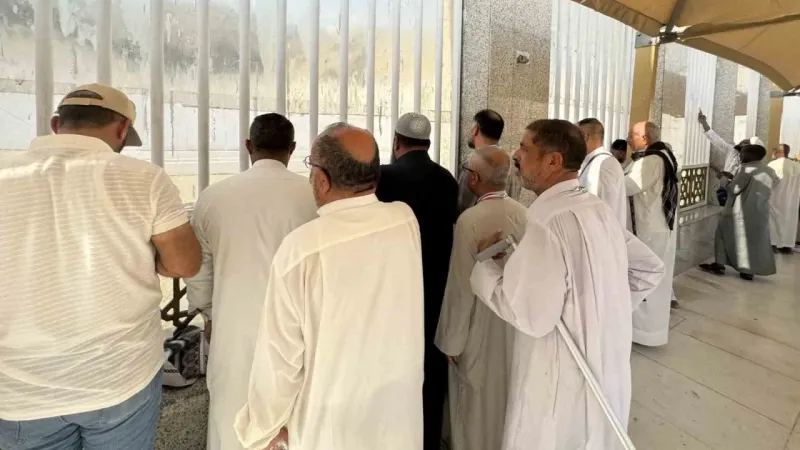 Peygamber sevdalıları Cennet’ül Mualla’da hasret giderdi