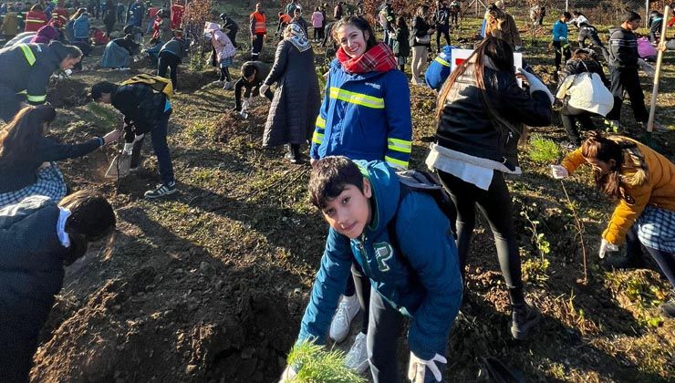 Çocuklar yangında tahrip olan 54 dönümlük alana 3 bin ağaç dikti