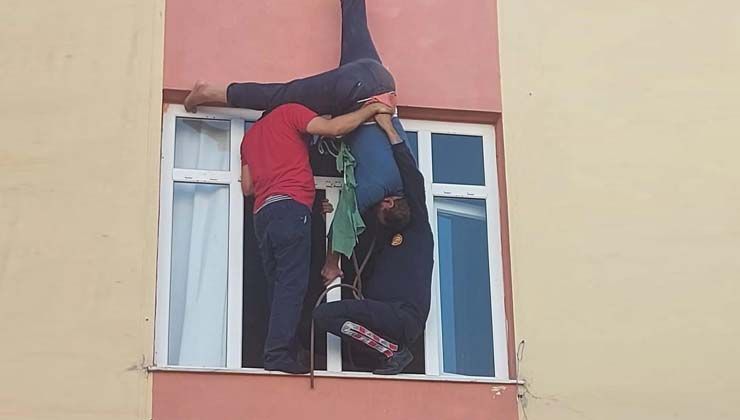 Evine çatıdan sarkıp pencereden girmek istedi, halat kısa gelince asılı kaldı