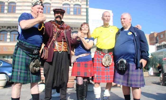 Diyarbakır’da İskoçlar kilt, yerli halk giydiği şalvarla bir araya geldi