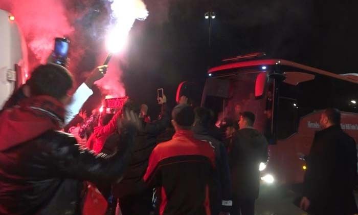 A Milli Takım kafilesine davullu, zurnalı karşılama