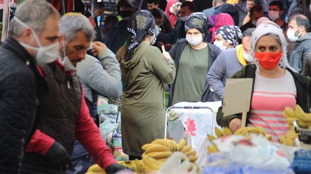İzmir’de pazaryerinde sosyal mesafe kuralına uyulmadı