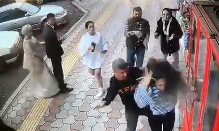 Kaldırımda yürüyen genç kızlara önce taciz, sonra darp