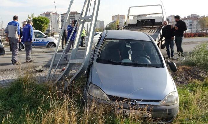 Otomobil, kaldırımda yürüyen yaşlı çifte çarptı: 1 ölü, 2 yaralı