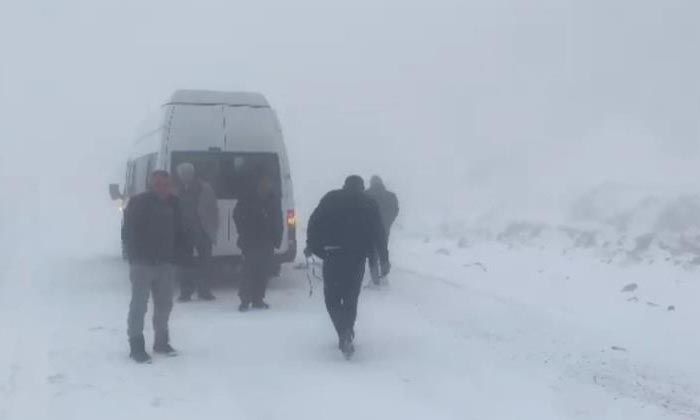 Karabet Geçidi’nde kar yağışı etkili oluyor