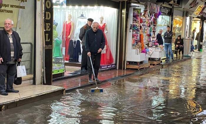 İzmir’de yağmur yağdı, birçok yeri su bastı