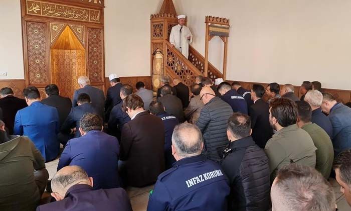 Hükümlüler kendi yaptıkları camide cuma namazını kıldı