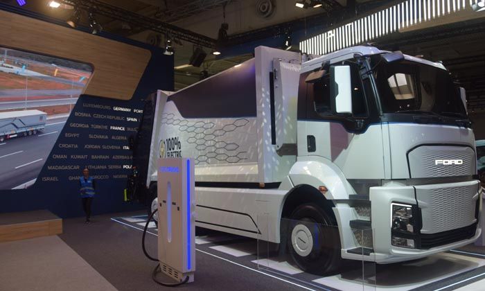 Ford Trucks’ın ürettiği ilk elektrikli kamyon, Pirelli R01 ile buluştu