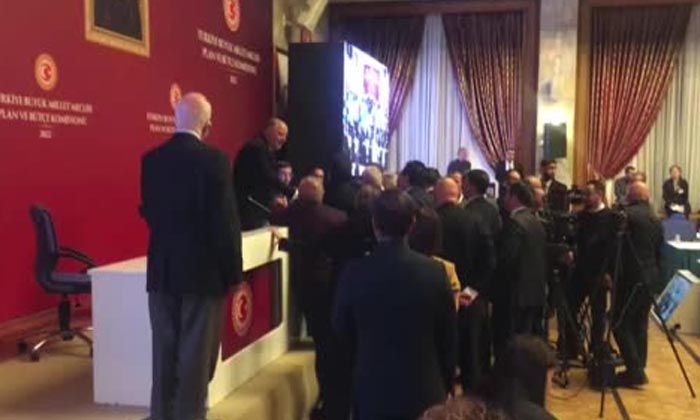 CHP milletvekilleri kürsüyü işgal etti