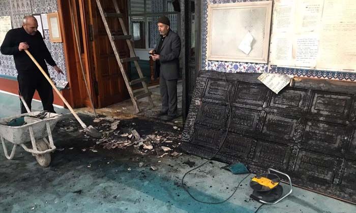 Ankara’da iki cami kundaklandı