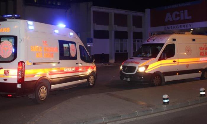 Sağlık ekibine yardım için giden ekipleri bıçakladı: 1’i bekçi 3’ü polis 4 yaralı