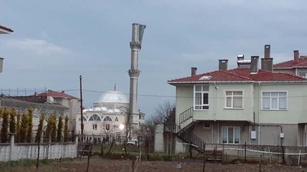 Tekirdağ’da şiddetli fırtına cami minaresini yıktı