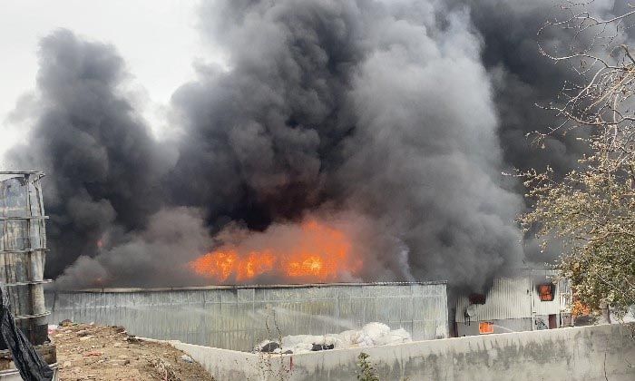 Bursa’da geri dönüşüm deposunda çıkan yangına çok sayıda itfaiye ekibi gönderildi