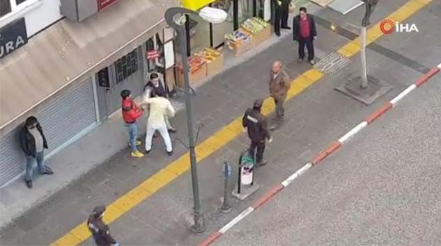 Sosyal mesafeyi bırakıp kavgaya tutuştular