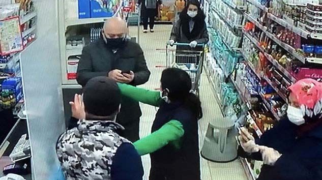 Maskesiz alışveriş yapmak isteyen kişi vatandaşlarla tartıştı
