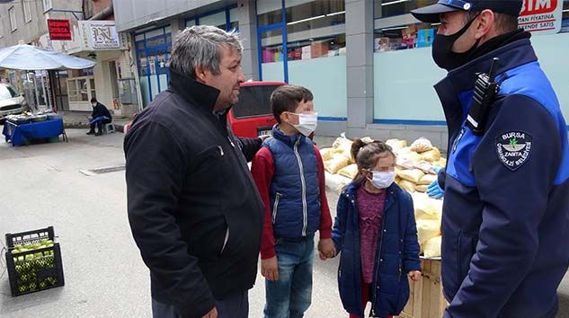 Çocuklarını alıp pazara çıktı, zabıtaya yakalandı