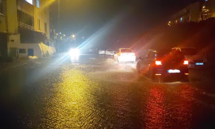 Tekirdağ’da sağanak sokakları dereye çevirdi