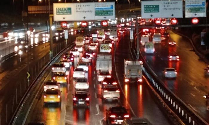 İstanbul’da sağanak yağış hayatı olumsuz etkiledi