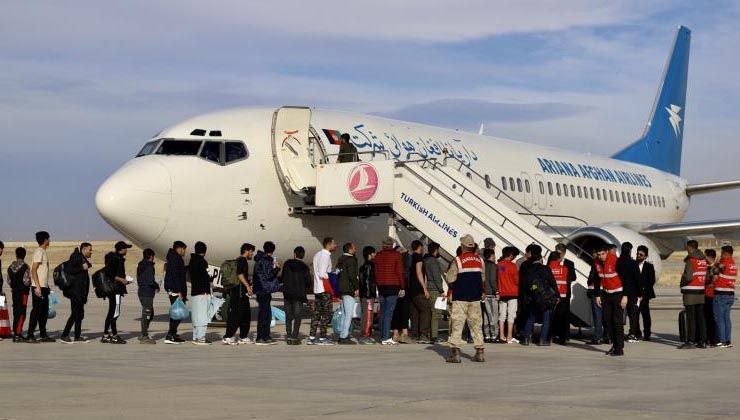 Ağrı’da sınır dışı edilen 136 Afgan göçmen, uçakla ülkelerine gönderildi