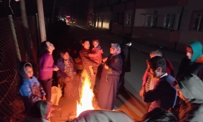 Deprem sonrasında vatandaşlar sokağa çıktı, ısınmak için ateş yaktı
