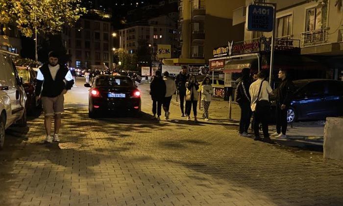 Zonguldaklılar sarsıntıyla sokağa akın etti Zonguldaklılar sarsıntıyla sokağa akın etti
