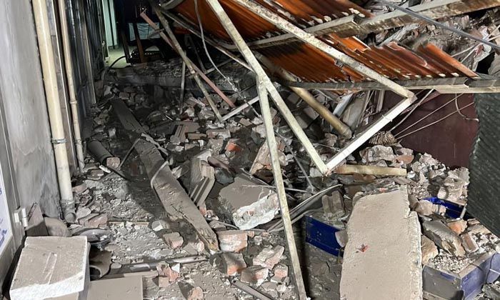 Düzce depreminde bir iş yeri yıkıldı