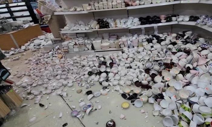 Deprem iş yerlerinde büyük hasar bıraktı