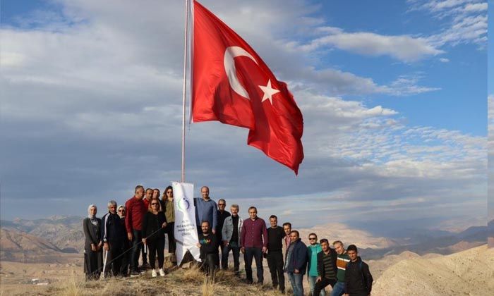 Şehit öğretmenlere vefa: İsimlerini bayrak direğine yazıp dağın tepesine diktiler