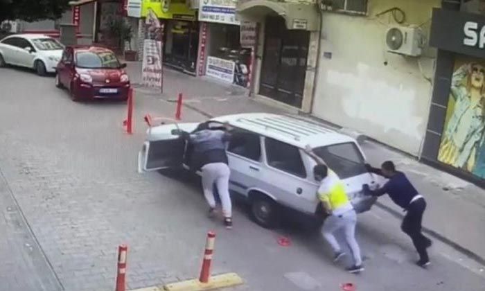 Park halindeki otomobili iterek çaldılar