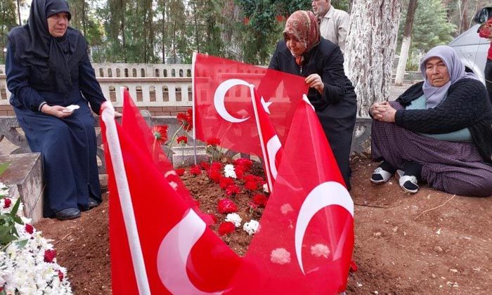 En acı Öğretmenler Günü! Ayşenur Alkan mezarı başında anıldı