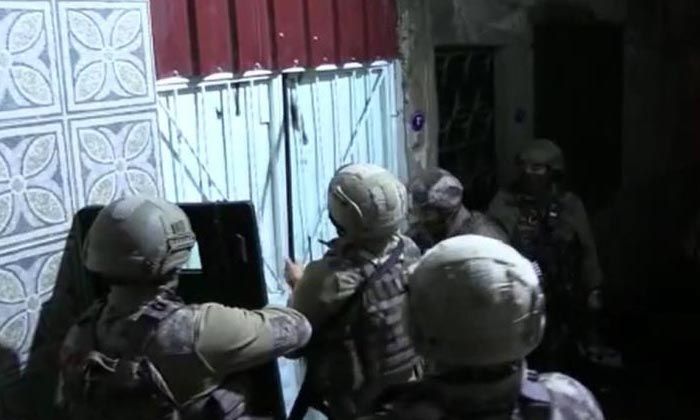 İzmir’de aranan kişilere film gibi operasyon: 29 gözaltı