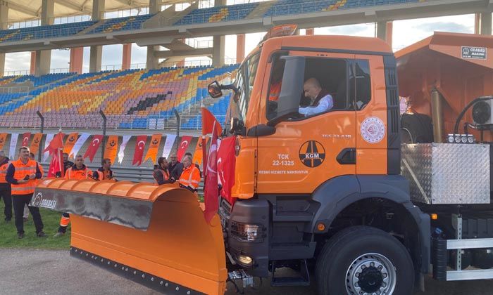 Ulaştırma ve Altyapı Bakanı Karaismailoğlu MAN’ın özel donanımlı karla mücadele aracını kullandı