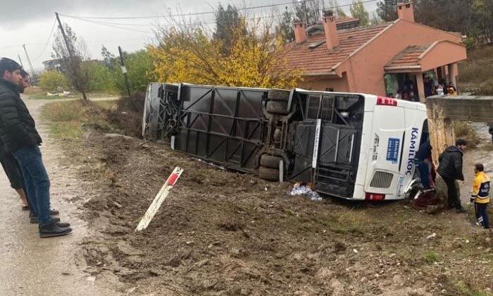 Diyarbakır’da yolcu otobüsü devrildi: 3’ü ağır 33 yaralı